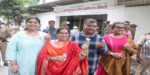 मंत्री रवींद्र चव्हाण यांनी डोंबिवलीत सहकुटुंब बजावला मतदानाचा हक्क