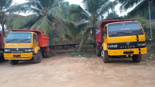 कुडाळ तहसील कार्यालयाच्या आवारात उभे करून ठेवलेले कारवाई केलेले वाळू डंपर