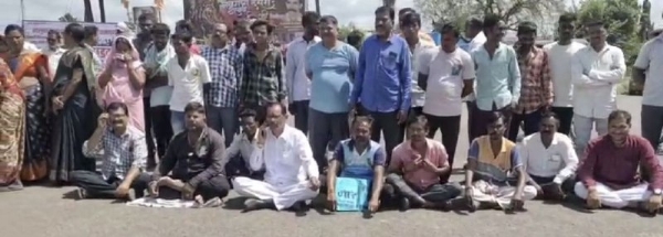 रस्ता दुरुस्तीच्या मागणीसाठी निंबोळी, परसोडी, हिंगणगाव, कासारखेड येथील नागरिकांचा धामणगाव रेल्वेत चक्काजाम
