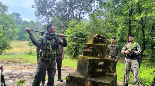 नक्सल स्मारक उध्वस्त करताना