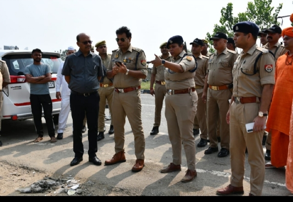 अपघातग्रस्त ठिकाणाची पाहणी करताना पोलीस