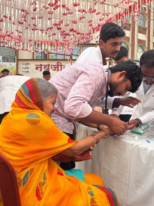 अष्टभुजा देवी मंदिरात ३५६ भाविकांची मोफत आरोग्य तपासणी