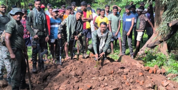 उधवस्त स्मारकाच्या जागी वृक्षारोपण करताना पोलीस जवान
