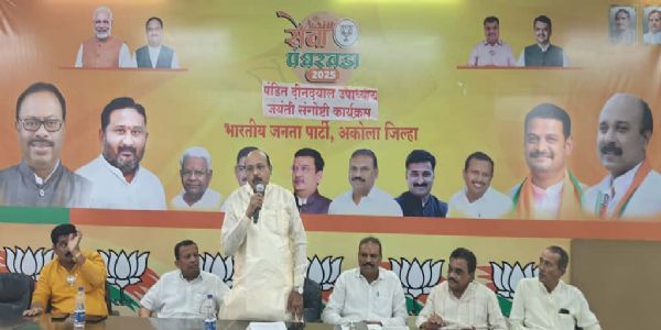 पंतप्रधान मोदी यांच्या जीवन चरित्रावर प्रदर्शनीचा शुभारंभ
