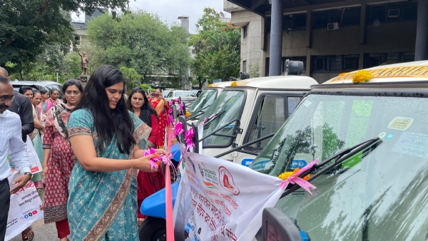 मनपाकडून बचतगटांना इलेक्ट्रिक वाहनांचे वाटप