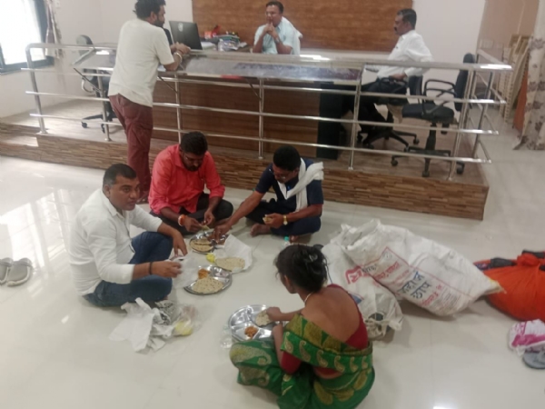 नवरात्रात स्त्रीशक्तीचा गजर, पण रोषणखेडा येथे विधवा बेघर   प्रहारच्या ठिय्या आंदोलनाने प्रशासनाला घाम