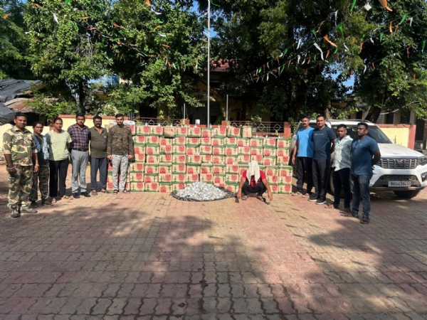पोलिसांनी जप्त केलेला दारू साठा व आरोपी