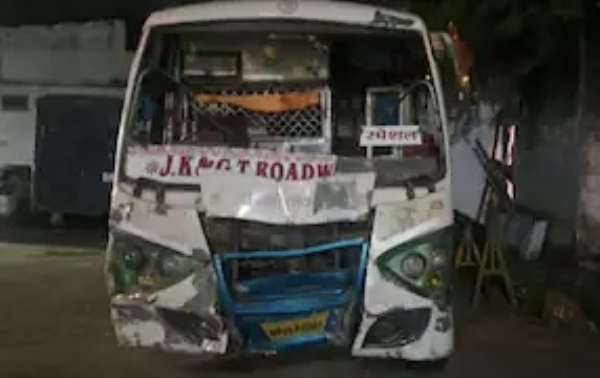 म. प्रदेश: जबलपूरमध्ये दुर्गा मंडपात बस घुसल्याने अपघात