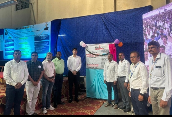 गडचिरोली आय.टी.आय.मध्ये ‘महिन्द्रा ट्रॅक्टर स्किल डेव्हलपमेंट सेंटर’चा शुभारंभकरताना जिल्हाधिकारी