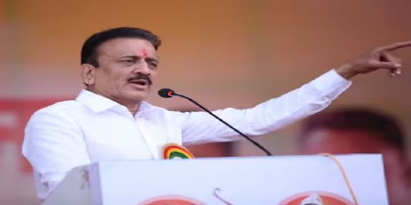 गुन्हेगारी पार्श्वभूमी असलेल्यांना निवडणुकीत तिकीट नाही - गिरीश महाजन
