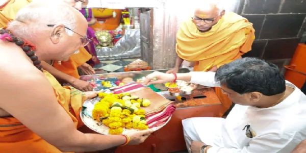 अशोक चव्हाण यांनी रेणुका देवीचे दर्शन घेऊन घातले साकडे