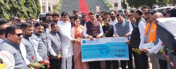 हनुमान चालिसा चॅरिटेबल ट्रस्ट व परंपरा ग्रुपतर्फे मुख्यमंत्री सहाय्यता निधीसाठी २१ लाखांचा धनादेश सुपूर्द