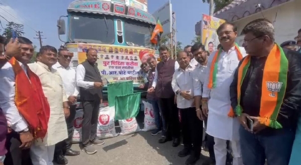 प्रवीण पोटे पाटील यांच्याकडून पूरग्रस्तांसाठी तीन ट्रक मदतीचा सामान रवाना – मुख्यमंत्री देवेंद्र फडणवीस यांच्या हस्ते हिरवी झेंडी दाखवून रवाना