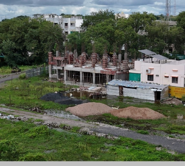 डॉक्टर कॉलनीत खळबळ!   सोसायटीच्या नियमांना तिलांजली देत दोन प्लॉटवर उभारली जात आहे सात मजली इमारत  अध्यक्ष, सचिवांनी पदाचा दुरुपयोग केल्याचा सदस्यांचा आरोप