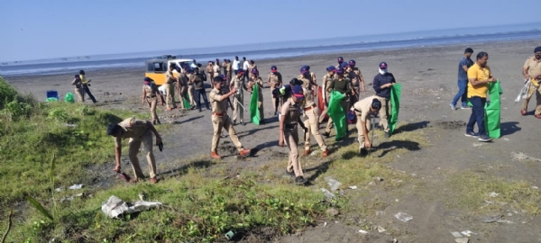 वाढवण बंदोबस्तादरम्यान पालघर पोलिसांचा वरोर समुद्रकिनारी स्वच्छता उपक्रम