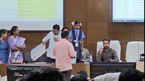 जिल्हाधिकारी कार्यालय येथे आरक्षण सोडत काढतांना