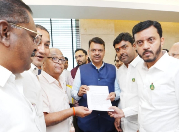 कापुस पिकाचा बागायती पिकांमध्ये समावेश करून नुकसानभरपाई देण्याची आमदारांची मुख्यमंत्रींकडे मागणी