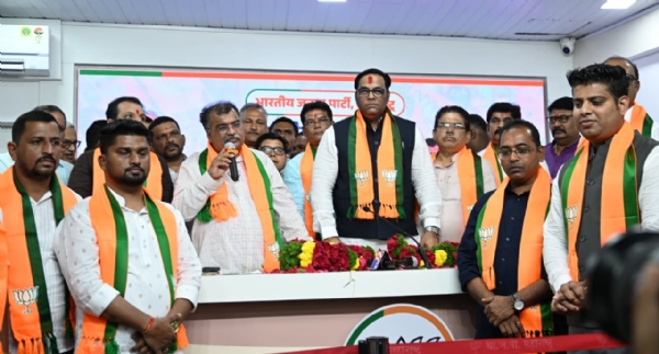 खेडचे माजी नगराध्यक्ष  वैभव खेडेकर यांचा अनेक कार्यकर्त्यांसह भाजपामध्ये प्रवेश