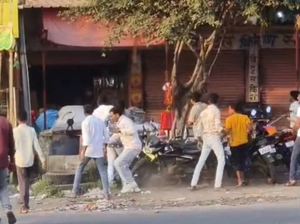 ट्रॅक्टर ड्रायव्हरच्या वादातून लातूर जिल्ह्यात येथे तुंबळ हाणामारी; एका व्यक्तीचे बोट तुटले, १३ जणांवर गुन्हा दाखल