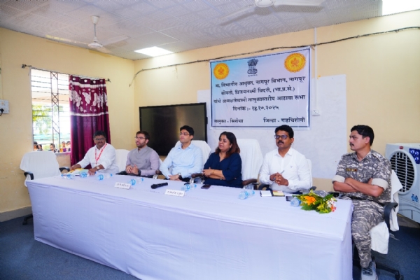 विकासकामाचा आढावा घेताना विभागीय आयुक्त व इतर अधिकारी