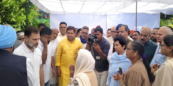 राहुल गांधींनी घेतली आयपीएस अधिकारी वाय. पुरण कुमार यांच्या कुटुंबाची भेट