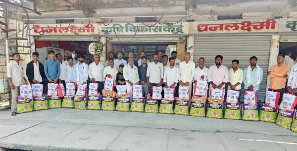 पुरग्रस्त शेतक-यांना औषध-बियाणे कंपनीकडून  रब्बी साठी हरभरा बियाणे भेट ; दिपावलीसाठी कपडे आणि फराळ