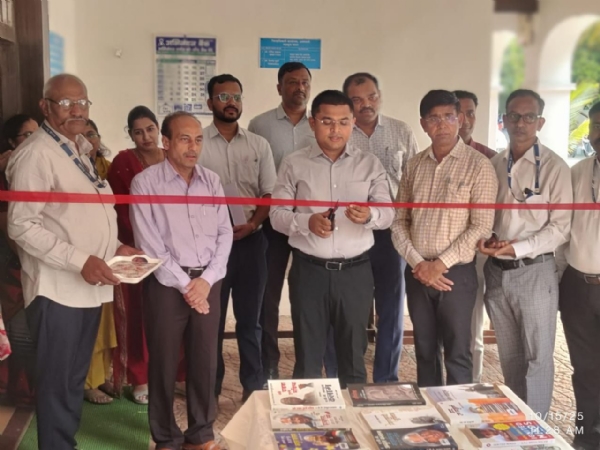जिल्हाधिकारी कार्यालयात वाचन प्रेरणा दिनानिमित्त ग्रंथप्रदर्शन