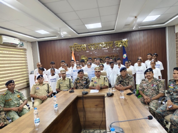 Chhattisgarh 27 Naxalites surrender