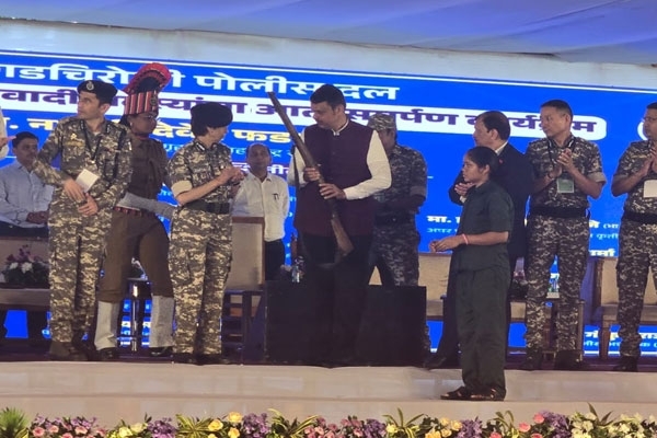 मुख्यमंत्र्यांच्या उपस्थितीत नक्षलवाद्यांचे आत्मसमर्पण