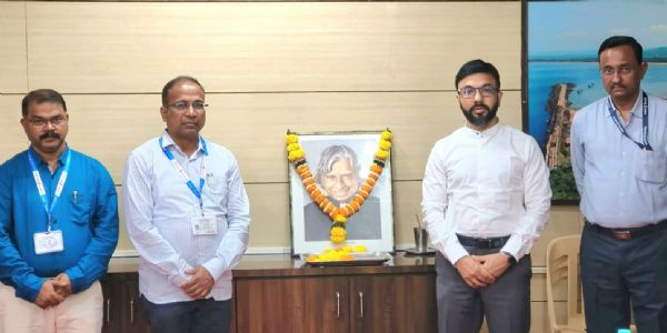 रत्नागिरी जिल्हाधिकारी कार्यालयात एपीजे अब्दुल कलाम यांना अभिवादन