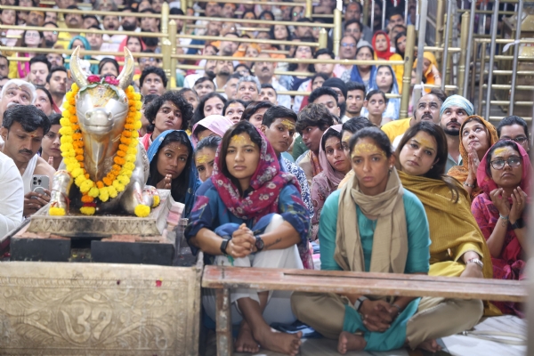 भारतीय महिला क्रिकेट संघ महाकालेश्वराच्या दर्शनाला