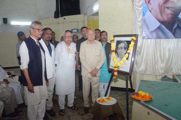 नारायण सुर्वे यांनी समाज प्रबोधन करत दिलं जगण्याचं बळ -सुशीलकुमार शिंदे :