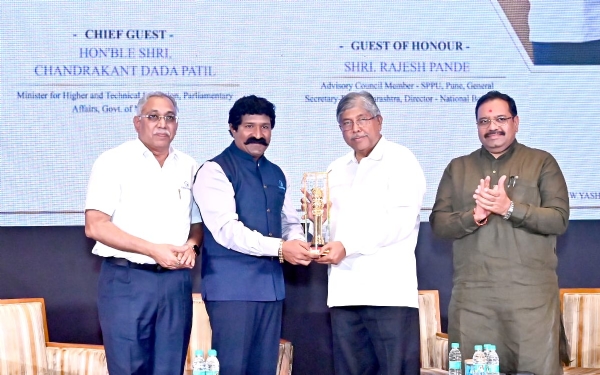 प्रसिद्ध अभिनेते आणि दिग्दर्शक प्रवीण तरडे यांचा सन्मान करताना राज्याचे उच्च आणि तंत्र शिक्षण मंत्री चंद्रकांत पाटील. सोबत (डावीकडून) विश्वेश कुलकर्णी, प्रवीण तरडे, चंद्रकांत पाटील आणि राजेश पांडे.