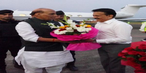 संरक्षण मंत्री राजनाथ सिंह यांचे ओझर विमानतळावर स्वागत