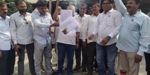 अकोला : शेतकरी संघटनेकडून “जीआरची होळी”