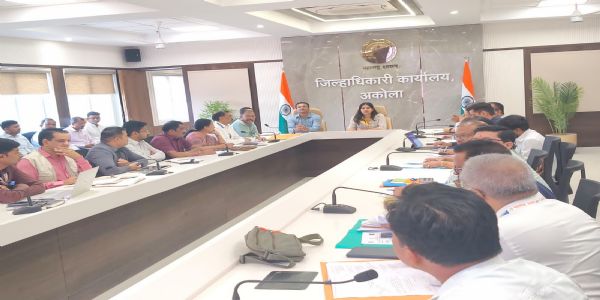 अकोल्यात जिल्हाधिकाऱ्यांकडून वार्षिक योजनेचा आढावा!