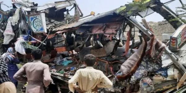 पाकिस्तान: ट्रक उलटल्याने भीषण अपघात; एकाच कुटुंबातील १५ जणांचा मृत्यू