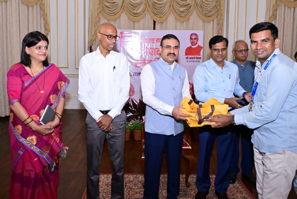 दीपावली निमित्त राज्यपालांच्या वतीने मिठाई वाटप