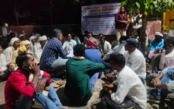 मेळघाटातील आदिवासी कलेक्ट्रेटवर मुक्कामी उपोषणाला बसले:रस्ता, पूल आणि वीज पुरवठ्याच्या मागणीसाठी आंदोलन