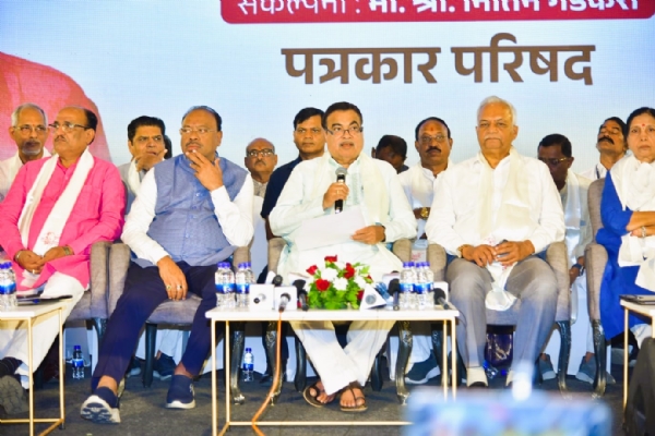 पत्रकार परिषदेला संबोधित करताना नितीन गडकरी शेजारी चंद्रशेखर बावनकुळे व सुलेखा कुंभारे