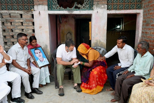 राहुल गांधी यांनी फतेहपूरमध्ये घेतली हरिओम वाल्मिकी यांच्या कुटुंबीयांची भेट