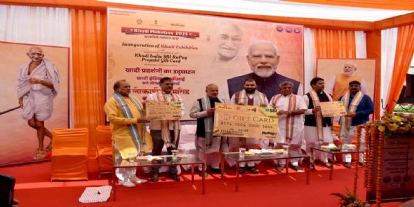 खादी इंडिया व एसबीआयचा स्वदेशी रुपे गिफ्ट कार्डचा केला शुभारंभ