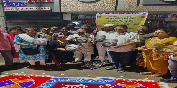 ठाण्यात भल्या पहाटे रस्त्यावरच झालं जनादेश दिवाळी अंकाचं अनोखं प्रकाशन