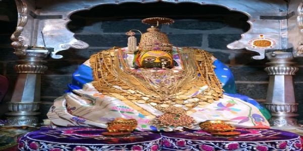 तुळजाभवानी मंदिरात नरक चतुर्दशीनिमित्त पहाटे १ वाजता चरणतीर्थ