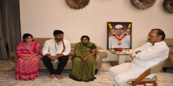 उपमुख्यमंत्री अजित पवार यांनी केले कर्डीले कुटुंबीयांचे सांत्वन