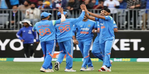 पहिल्या एकदिवसीय सामन्यात ऑस्ट्रेलियाची भारतावर ७ विकेट्सने मात