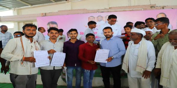 दिव्यांग बांधवांना शासकीय योजनांचा लाभ मिळवून देण्यासाठी प्रयत्न करणार - अमरसिंह पंडित