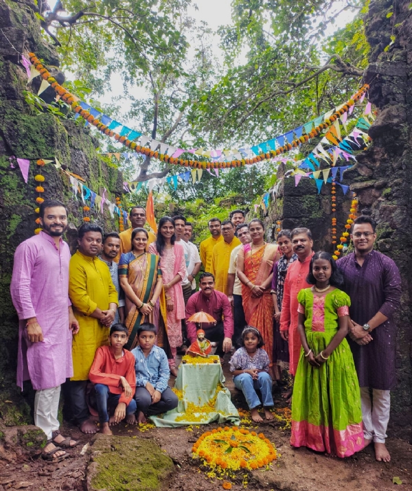 ऐतिहासिक भवानगडावर सह्याद्री मित्र परिवारतर्फे स्वच्छता मोहीम व दुर्गोत्सव