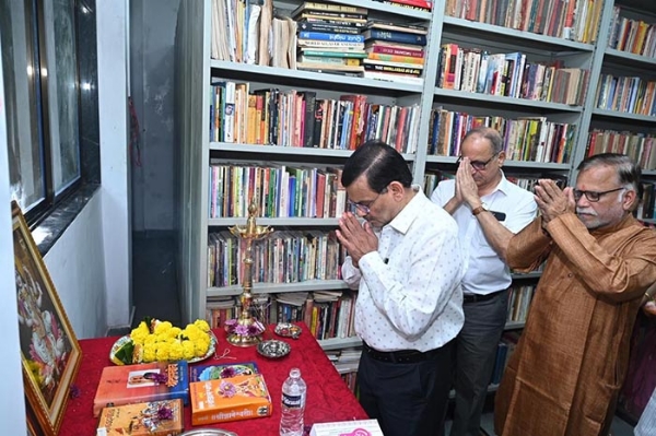 रत्नागिरी जिल्हा नगर वाचनालयात सरस्वतीपूजन