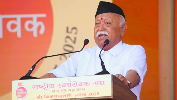 डॉ. मोहन भागवत नागपूरच्या विजया दशमी उत्सवात मार्गदर्शन करताना